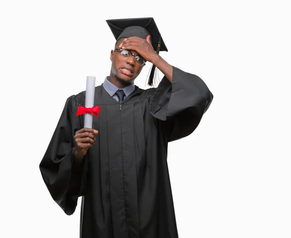 Młody Absolwent Afryki Amerykański Człowiek Posiadający Stopień Białym Tle Podkreślił — Zdjęcie stockowe