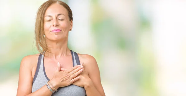 Mooie Middelbare Leeftijd Vrouw Sport Kleding Dragen Geïsoleerde Achtergrond Glimlachend — Stockfoto