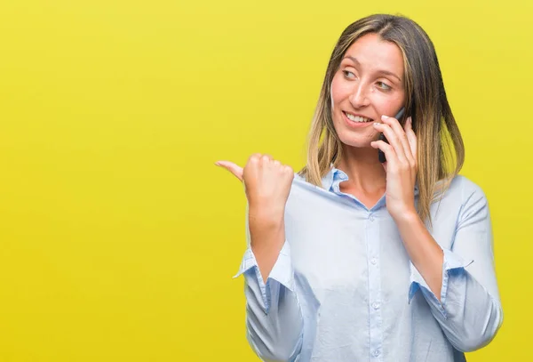 Joven Hermosa Mujer Hablando Teléfono Inteligente Sobre Fondo Aislado Señalando — Foto de Stock