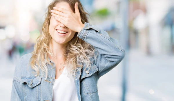 Schöne Junge Blonde Frau Trägt Jeansjacke Über Isoliertem Hintergrund Lächelnd — Stockfoto