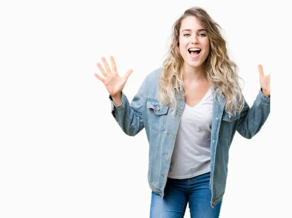 Mulher Loira Bonita Vestindo Jaqueta Ganga Sobre Fundo Isolado Celebrando — Fotografia de Stock