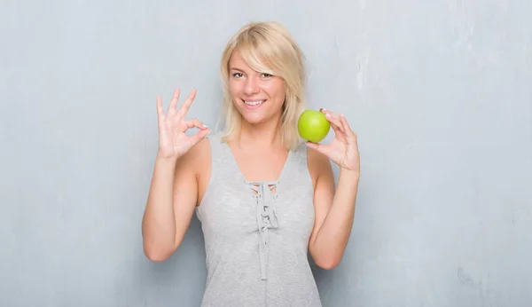 Mujer Caucásica Adulta Sobre Pared Gris Grunge Comiendo Manzana Verde —  Fotos de Stock