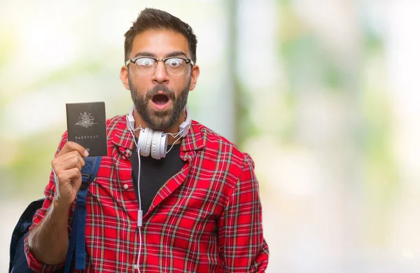 Adulto Hispânico Estudante Homem Segurando Passaporte Austrália Sobre Fundo Isolado — Fotografia de Stock