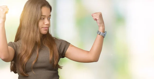 Giovane Bella Donna Bruna Sfondo Isolato Mostrando Muscoli Delle Braccia — Foto Stock