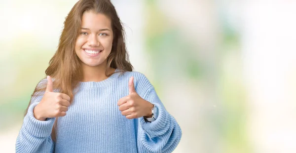 Jonge Mooie Brunette Vrouw Blauwe Winter Trui Dragen Geïsoleerde Achtergrond — Stockfoto