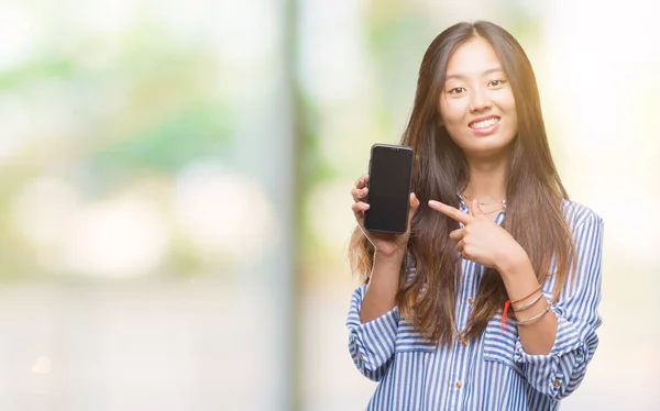 Jovem Mulher Asiática Mostrando Tela Branco Smartphone Sobre Fundo Isolado — Fotografia de Stock