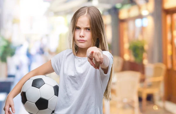 Junges Schönes Mädchen Das Fußballball Über Isoliertem Hintergrund Hält Und — Stockfoto