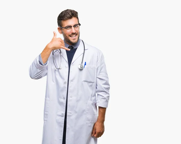 Joven Médico Guapo Sobre Fondo Aislado Sonriendo Haciendo Gesto Telefónico —  Fotos de Stock