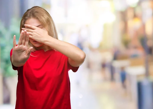 Mladá Žena Kavkazský Nad Izolované Pozadí Oči Rukama Zastavení Gesto — Stock fotografie