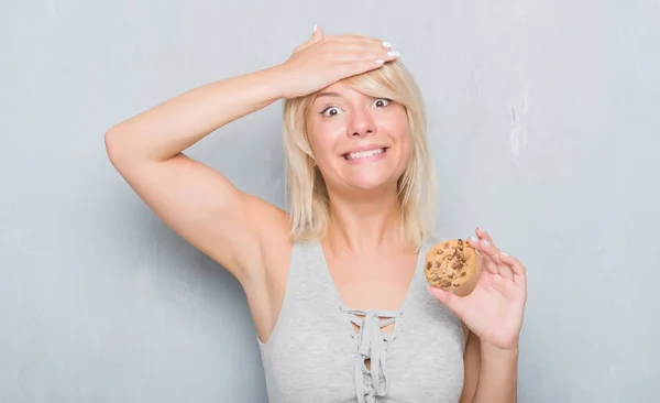 Donna Adulta Caucasica Sopra Parete Grigia Grunge Mangiare Cioccolato Cucina — Foto Stock