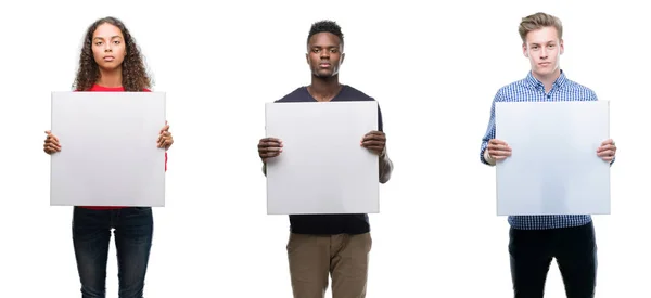Kompozycja Młodych Ludzi Posiadających Pusty Transparent Białym Tle Pewność Ekspresji — Zdjęcie stockowe