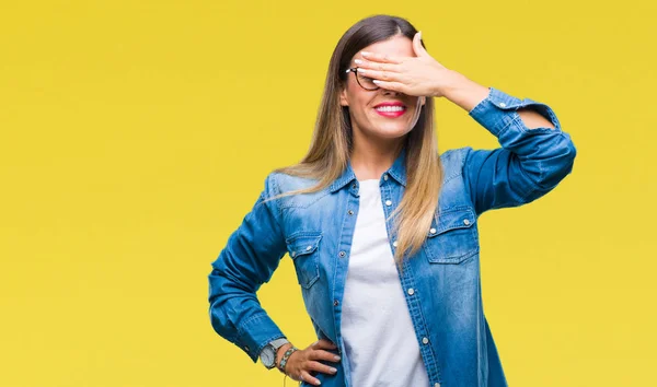 Jovem Mulher Bonita Sobre Uso Óculos Sobre Fundo Isolado Sorrindo — Fotografia de Stock