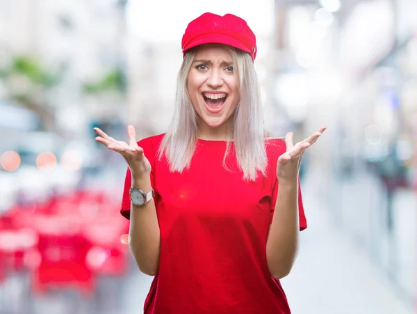 Mladá Blond Žena Nosí Red Hat Izolované Pozadí Slaví Mad — Stock fotografie