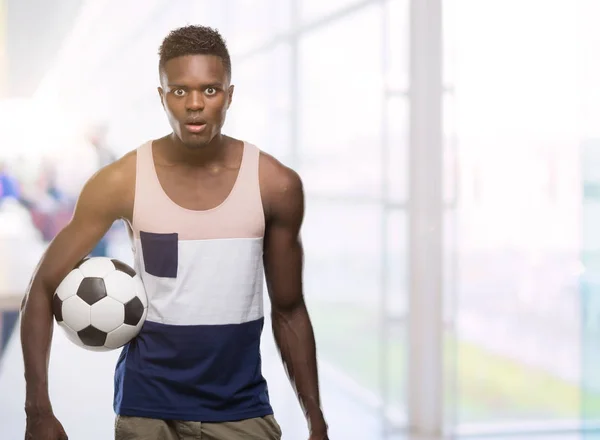 Joven Hombre Afroamericano Sosteniendo Pelota Fútbol Americano Asustado Shock Con — Foto de Stock