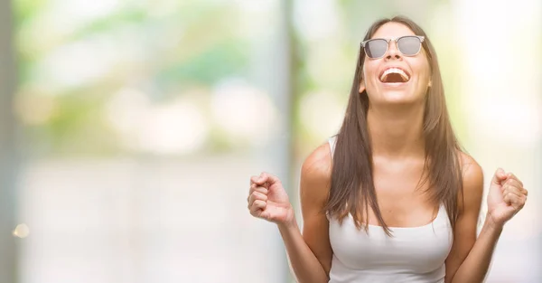 Giovane Bella Ispanico Indossare Occhiali Sole Che Celebrano Sorpreso Stupito — Foto Stock