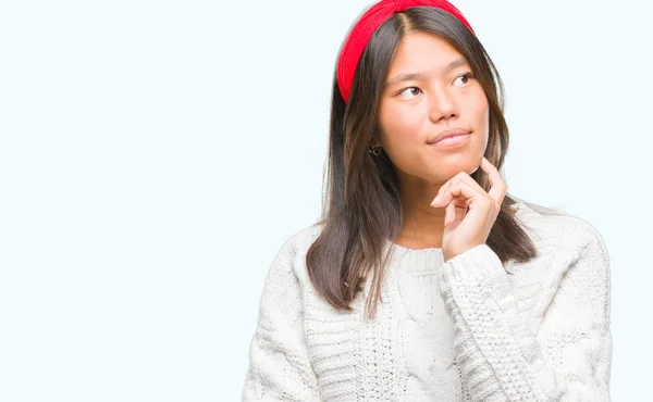Νεαρά Ασιατικές Γυναίκα Φορώντας Χειμώνα Πουλόβερ Πάνω Από Απομονωμένες Φόντο — Φωτογραφία Αρχείου