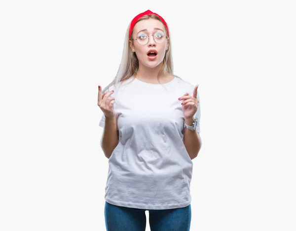 Mujer Rubia Joven Con Gafas Sobre Fondo Aislado Asombrado Sorprendido —  Fotos de Stock