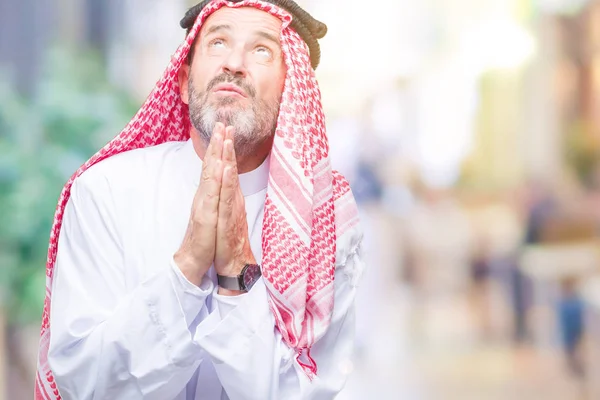 Starszy Człowiek Emiraty Sobie Kefija Białym Tle Żebractwa Modląc Się — Zdjęcie stockowe