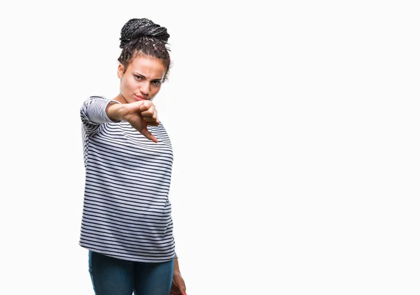若い編んだ髪アフリカ系アメリカ人女の子の不幸なと怒って拒否反応を示さず ジェスチャーを親指で否定的な分離の背景の上にセーターを着ています 不適切な表現 — ストック写真
