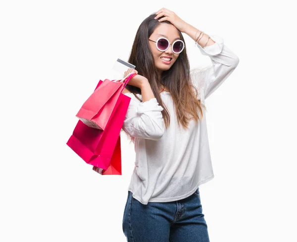 Junge Asiatische Frau Mit Einkaufstüten Auf Dem Verkauf Über Isoliertem — Stockfoto
