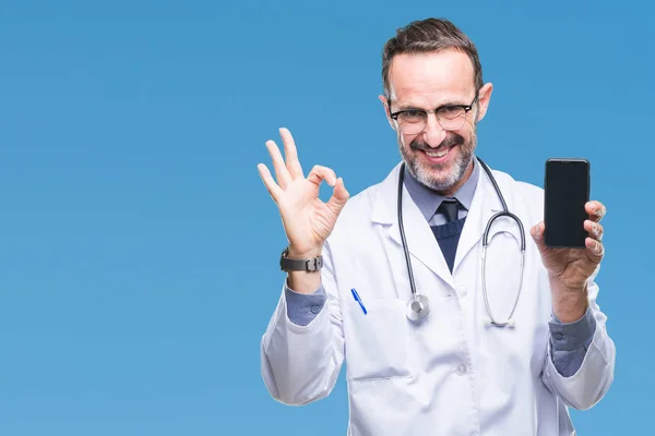 Edad Media Hoary Médico Hombre Mostrando Pantalla Del Teléfono Inteligente — Foto de Stock