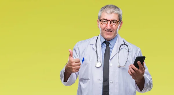 Bello Anziano Medico Uomo Sms Invio Messaggi Utilizzando Smarpthone Sfondo — Foto Stock