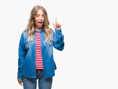 Güzel sarışın genç kadın ile başarılı fikir parmağı yukarıyı izole arka plan üzerinde. Çıktıktan ve mutlu. Bir numara.