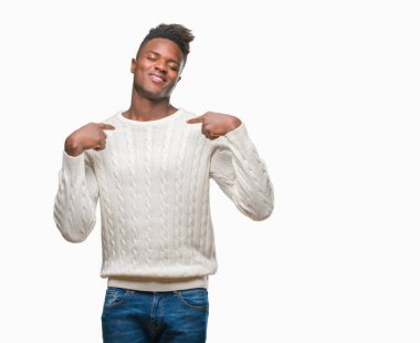 Yüzünde gülümseme ile kendinden emin görünüyorsun, kendini gururlu ve mutlu parmakları ile işaret izole arka plan üzerinde genç Afro-Amerikan adam.