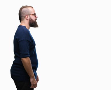 Genç beyaz hipster adam giyen güneş gözlüğü izole arka tarafına, seyir üzerinde dinlenmek doğal yüz emin gülümseme ile pozuyla profili.