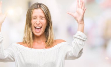 Genç güzel kadın yüzünden kızgın ve silah ile başarı için deli kutluyor izole arka plan ortaya çıkar ve heyecanlı çığlık gözler kapalı. Kazanan kavramı