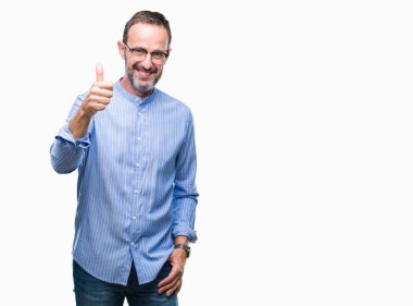 Hareketi el ile mutlu yaşasın yapıyor izole arka plan üzerinde gözlük takan orta yaş ağarmış komuta sizde. Kameraya bakarak başarı gösteren ile ifade onaylama.