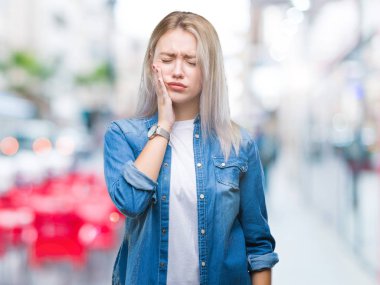 Sarışın genç kadın acı ifadesi ile el ile ağız diş ağrısı veya dişlerde dişlerle ilgili hastalık nedeniyle dokunmadan izole arka plan üzerinde. Diş hekimi kavramı.