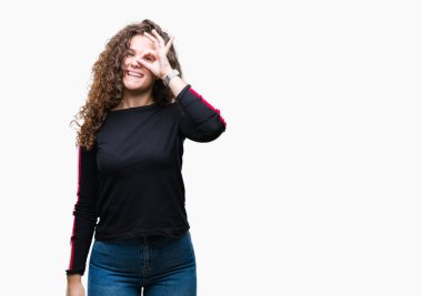 Güzel genç esmer kıvırcık saçlı kız rahat giyiyor bak el gülümseyen, ok jest yapıyor izole arka plan üzerinde göz parmakları ile mutlu yüz üzerinden seyir.