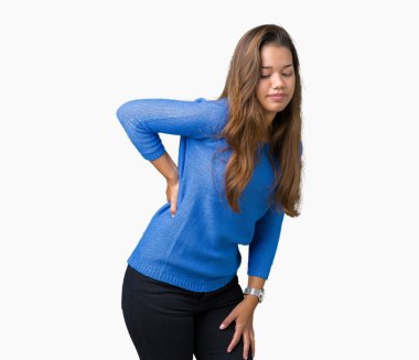 Mavi kazak izole üzerinde giyen genç güzel esmer kadın arka plan geri el ile kas ağrısı dokunmadan acı sırt ağrısı,