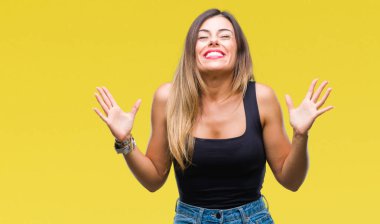 Genç güzel kadın yüzünden kızgın ve silah ile başarı için deli kutluyor izole arka plan ortaya çıkar ve heyecanlı çığlık gözler kapalı. Kazanan kavramı