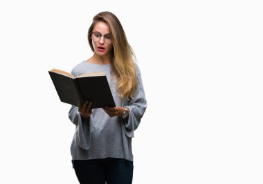 Genç güzel sarışın kadın üzerinde izole arka şok sürpriz yüzü, korkuyor ve korku ifadesi ile heyecanlı olan korkmuş bir kitap okuma