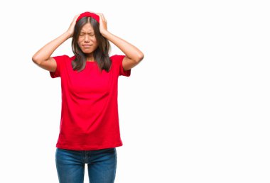 Genç Asyalı kadın çünkü umutsuz ve stresli baş ağrısı acı izole arka plan üzerinde ağrı ve migren. Ellerini kafasına.