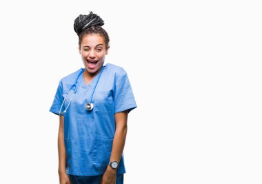 Genç seksi bir ifadeyle, neşeli ve mutlu yüzünü kameraya bakarak göz kırpıyor izole arka plan üzerinde saç Afro-Amerikan kız profesyonel cerrah örgülü.