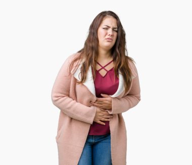 Artı boyutu genç kadın güzel üzerinde kış palto giyiyor izole mide üzerinde el ile arka plan çünkü hazımsızlık, ağrılı hastalık hasta hissediyor. Ağrısı kavramı.