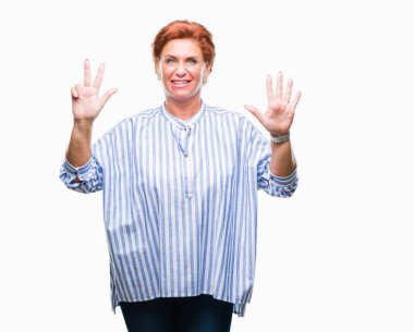 Atrractive üst düzey beyaz Kızıl saçlı kadın gösterilen ve parmakları ile işaret izole arka plan yüzünden kendinden emin ve mutlu gülümseyerek süre sekiz numara.