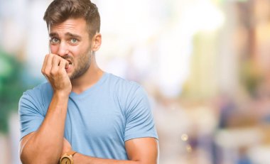 Genç yakışıklı adam stresli ve gergin ile izole arka plan üzerinde tırnak ısırma dudaklarından eller. Anksiyete sorunu.