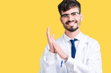 Beyaz önlük üzerinde izole giyen genç profesyonel bilim adam arka plan Clapping ve mutlu ve neşeli, gururlu gülümseyen birlikte eller alkış