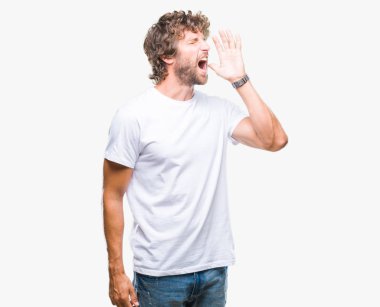 Bağırarak ve ağzı üzerinde el ile yan için çığlık izole arka plan yakışıklı İspanyol modeli adam. İletişim kavramı.