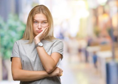 İzole arka plan düşünme seyir üzerinde genç kafkas kadın yorgun ve sıkılmış çapraz silah depresyon sorunları ile.