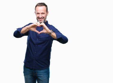 Orta yaş kalp simgesi ve elleriyle şekil gösterilen aşık gülümseyen izole arka plan üzerinde ağarmış komuta sizde. Romantik kavramı.