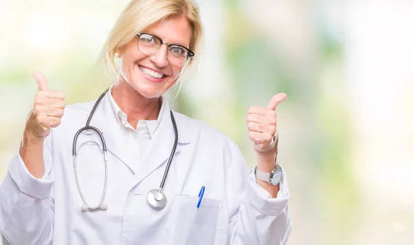 Blonde Ärztin Mittleren Alters Über Isoliertem Hintergrund Erfolgszeichen Tun Positive — Stockfoto