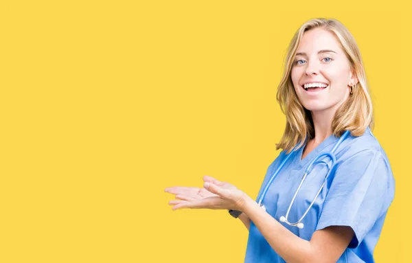 Mooie Jonge Dokter Vrouw Medische Uniform Dragen Geïsoleerd Achtergrond Wijst — Stockfoto