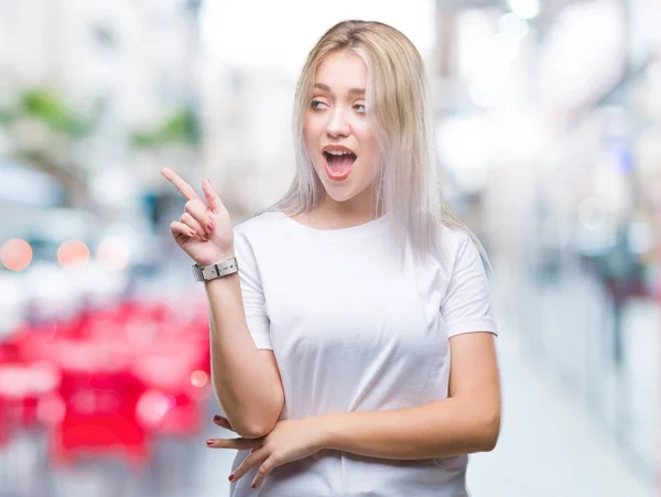 Mladá Blond Žena Izolované Pozadí Velkým Úsměvem Tváři Ukázal Rukou — Stock fotografie