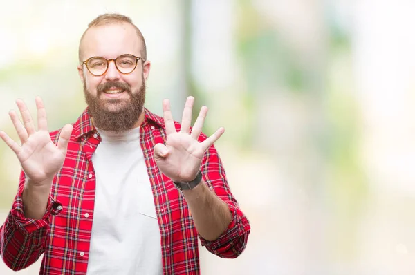 Pemuda Hipster Kaukasia Memakai Kacamata Atas Latar Belakang Terisolasi Menunjukkan — Stok Foto