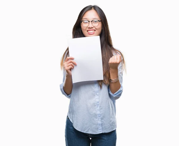 Joven Asiática Sosteniendo Papel Blanco Sobre Aislado Fondo Gritando Orgulloso —  Fotos de Stock